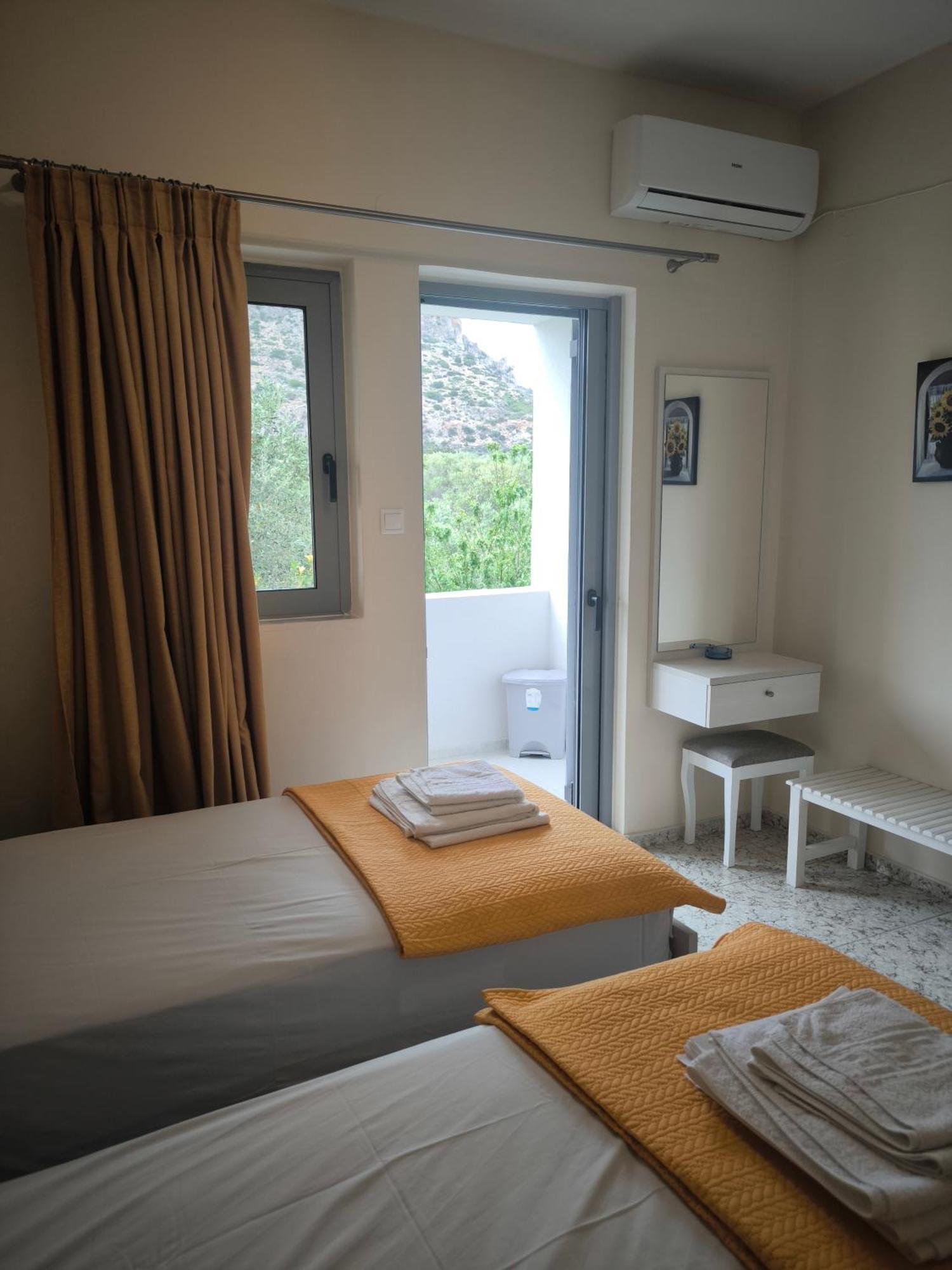 Alexia Rooms Palaiochora Exterior photo