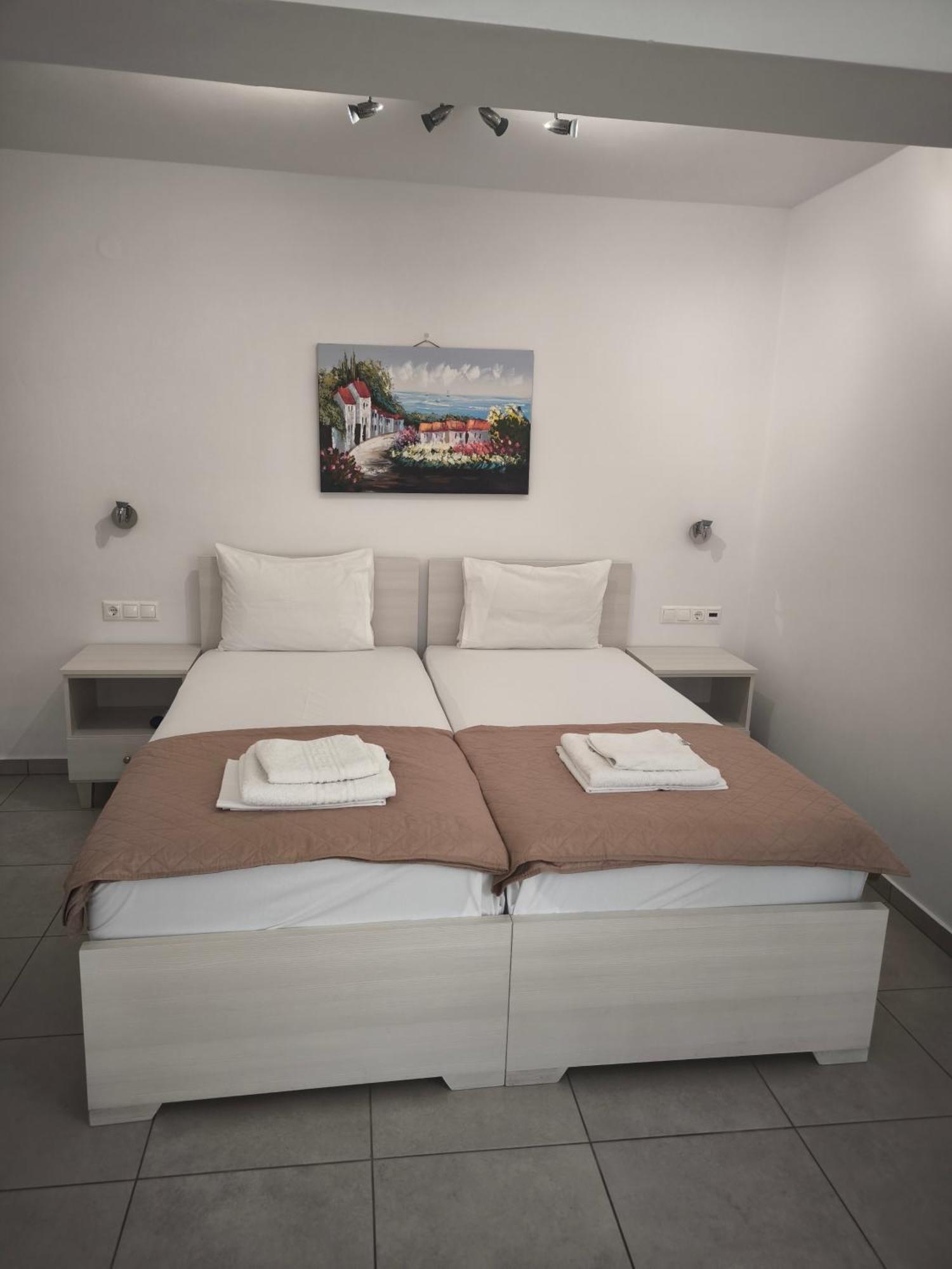 Alexia Rooms Palaiochora Exterior photo