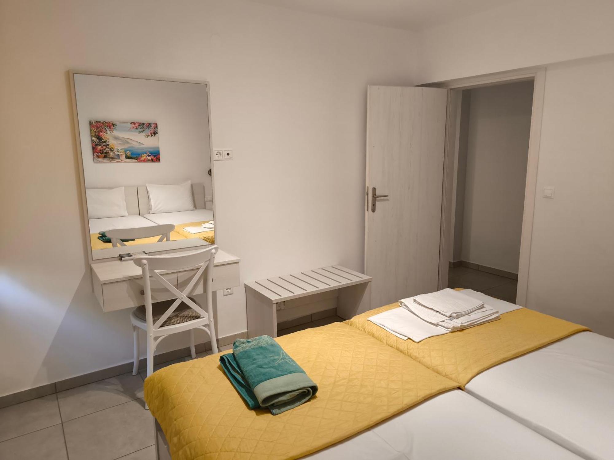 Alexia Rooms Palaiochora Exterior photo