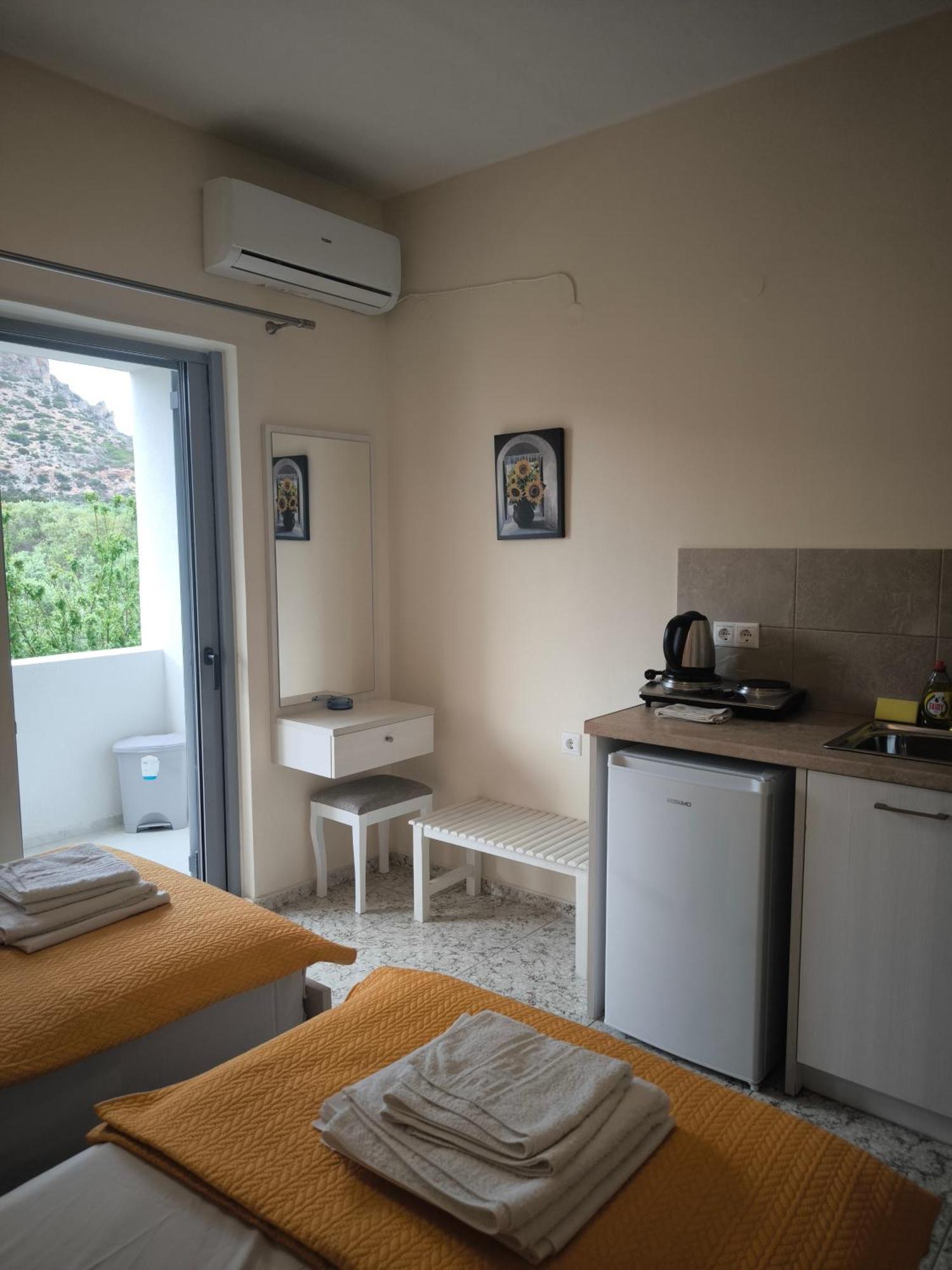 Alexia Rooms Palaiochora Exterior photo