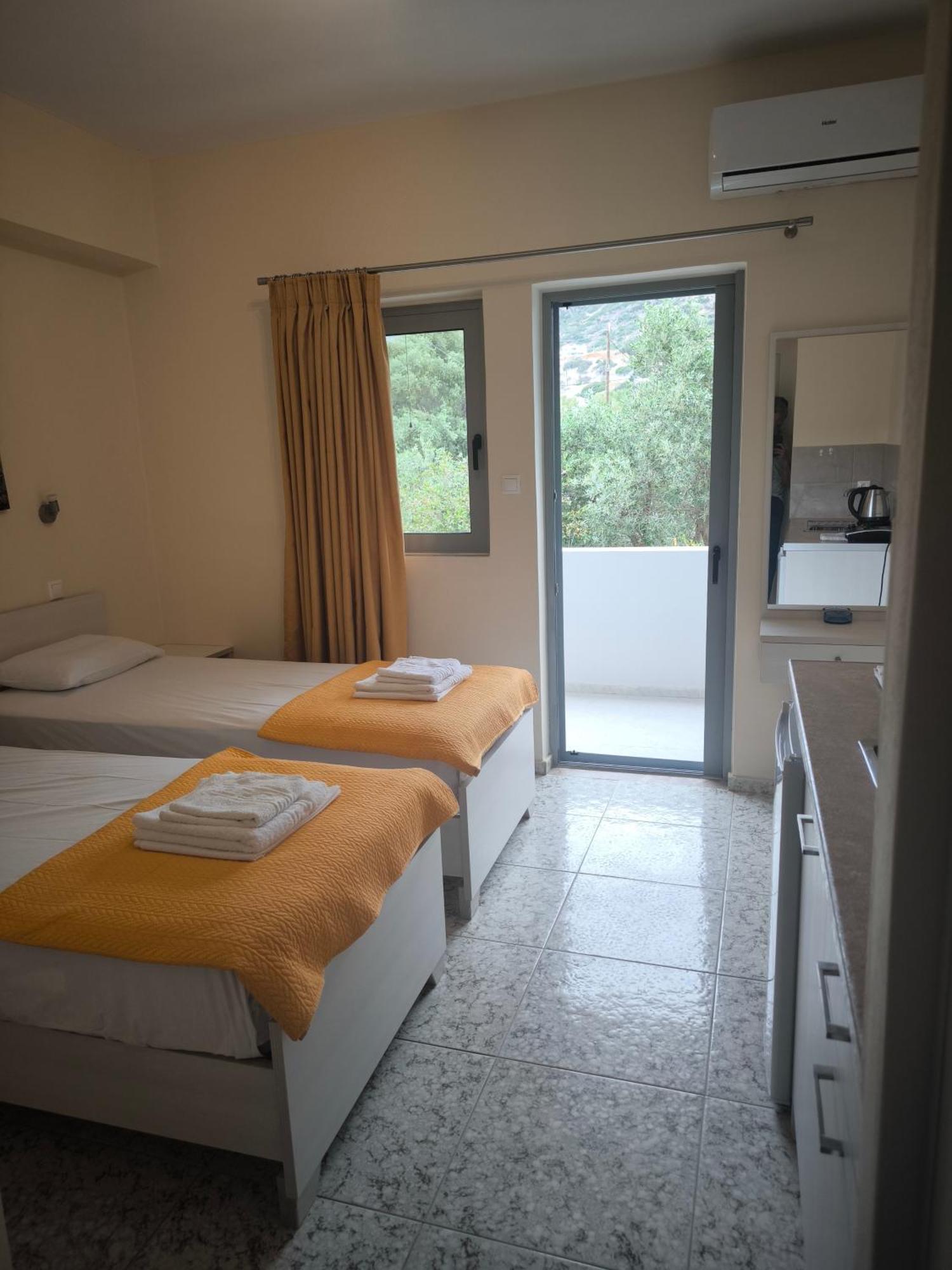 Alexia Rooms Palaiochora Exterior photo